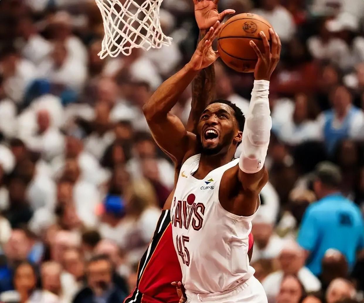 开云体育APP下载-太阳险胜热火,米切尔刷新纪录 第2张 开云体育APP下载-太阳险胜热火,米切尔刷新纪录 第2张