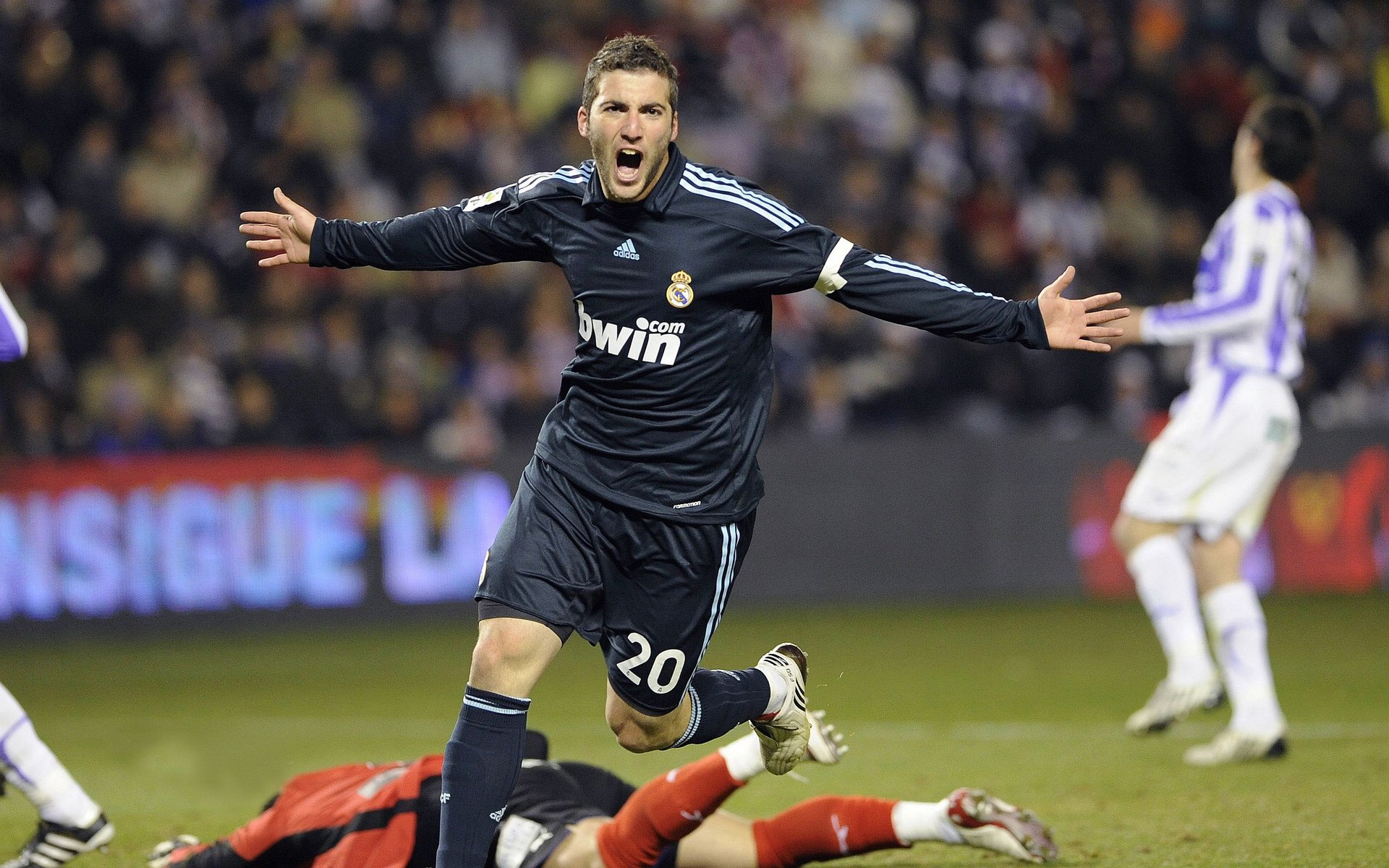 开云体育下载-凯塞多接管F1揭幕战，当喀麦隆速度遇上哥伦比亚弯道